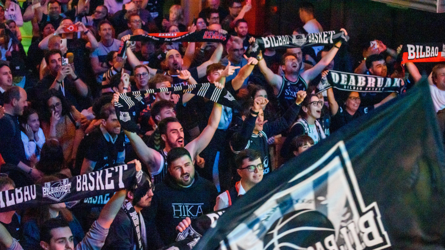 Aficionados del Surne Bilbao Basket celebran la victoria de su equipo en la Copa Europa FIBA de baloncesto, tras la final ante el PAOK Salónica, reunidos en la sala Bilborock de la capital vizcaína.