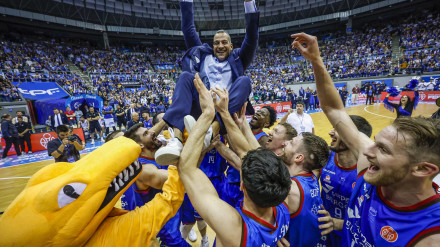 -FOTODELDIA- BURGOS, 23/04/2025.- Los jugadores del San Pablo Burgos celebran la consecución de su ascenso a la Liga ACB gracias a la victoria por 87-64 ante el equipo con el que precisamente perdió la categoría en 2022, el Flexicar Fuenlabrada. EFE/Santi Otero