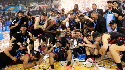 La plantilla del Surne Bilbao Basket, con el trofeo de campeones de la FIBA Europe Cup de baloncesto