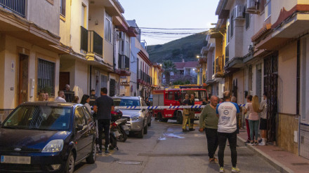 Un hombre fallecido y una mujer herida en el incendio de una vivienda en Motril
