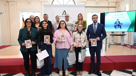 La Junta hace entrega de los premios de un concurso literario que acerca a escolares la figura de Carlos Cano
