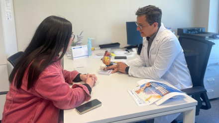 Dr. García Palomar, cardiólogo de Vithas Castellón, con una paciente