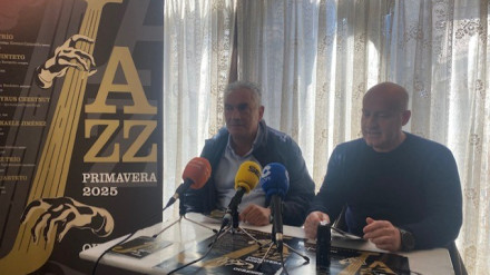 El responsable del café Latino, Eduardo Rodríguez, y el presidente de la Fundación Florencio Alvarez, Marco Vázquez, en la presentación del Festival de Jazz