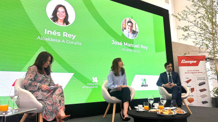 La alcaldesa de A Coruña y Rey Varela ofrecieron una charla conjunta