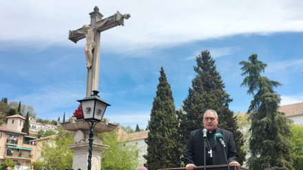 D. José María Gil Tamayo, Arzobispo de Granada, junto al Cristo de los Favores