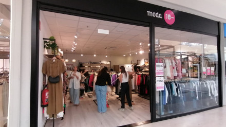 a fotoLa tienda Moda re- está sitada en la segunda planta del centro comercial Odeón de Narón