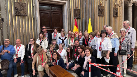 Grupo de oscenses que han viajado a Roma para vivir el baile de los danzantes frente a San Lorenzo
