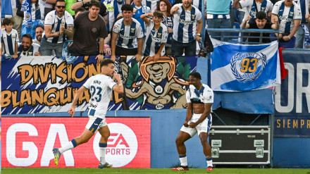 Munir celebra con la afición del Leganés el gol del empate en el tiempo añadido frente al Girona