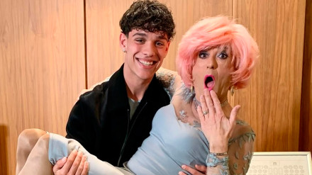 Héctor Fort sujeta en brazos a Brigitta Lamoure, una activista LGTBI