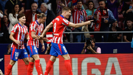 Sorloth celebra el gol inicial del Atlético de Madrid frente al Rayo Vallecano