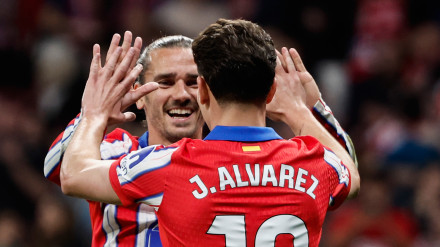 Julián Álvarez celebra con Antoine Griezmann el tercer gol marcado por el Atlético de Madrid al Rayo Vallecano en LaLiga