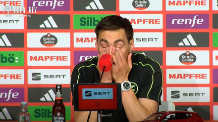 Las lágrimas de De Burgos Bengoetxea en plena rueda de prensa junto a González Fuertes.