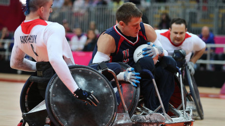 Imagen de un partido de rugby en silla de ruedas.