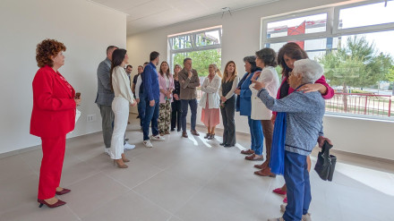 El alcalde y representantes de la asociación Alzheimer Lorca en las dependencias de la nueva sede de la organización