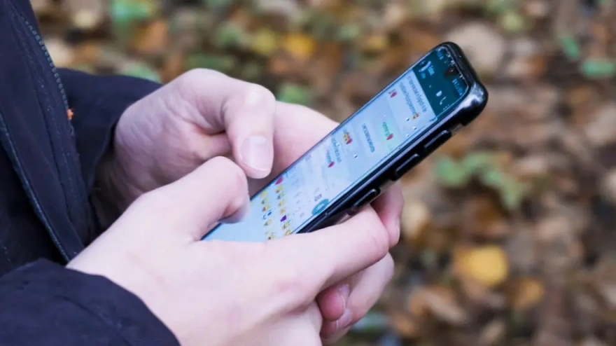 Una persona usando su smartphone