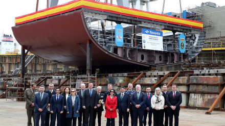 Participantes en la colocación de la quilla de la F-112 en la grada