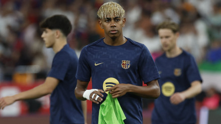 Lamine Yamal, con el pelo rubio antes del comienzo de la final