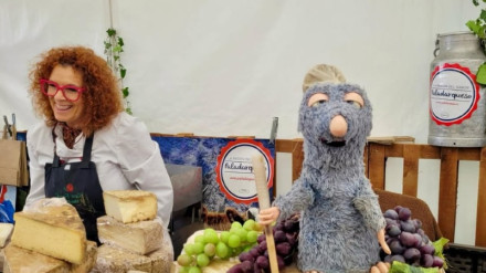 La Alameda de Raxoi acoge el túnel del queso con alrededor de 25 puestos