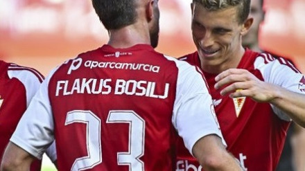 Flakus dio la victoria al Real Murcia en un mal partido