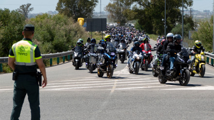 Moteros abandonando el Circuito Ángel Nieto de Jerez tras el Gran Premio de MotoGP