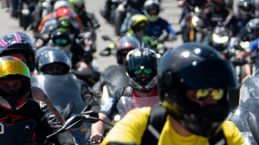 Aficionados abandonan en sus motos el circuito Angel Nieto tras la disputa del Gran Premio de España MotoGP 2025 , en Jerez de la Frontera este domingo