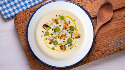 Tapa española: sopa fría de ajoblanco con uvas