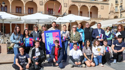 Alumnos y profesores participantes en el certamen de teatro juvenil junto a los concejales de Educación y Cultura
