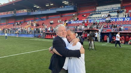 Ernesto Andreu, vicepresidente del Extremadura, abraza al entrenador, Cisqui