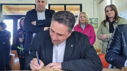 El obispo firmado en el documento en el albergue de Neda, ante el alcalde