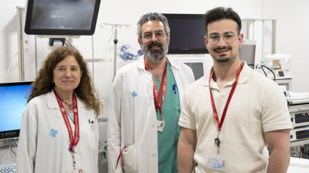 La jefa del Servicio de Anestesiología, María José Colomina; el líder del proyecto, Ancor Serrano, y el ingeniero informático del proyecto