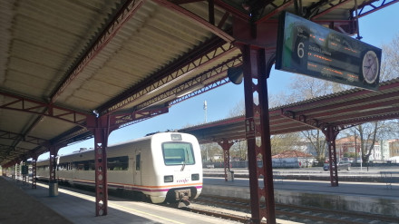Foto de archivo de un tren regional de Renfe en la estación de Ferrol