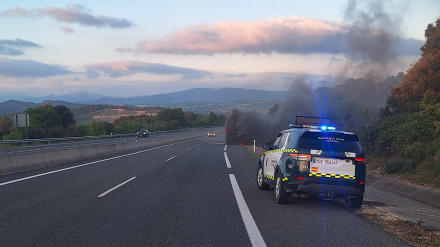El incendio de un camión obliga a cortar durante toda la noche la A-12 en Ayegui