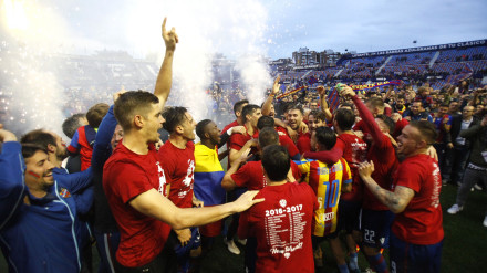 Los jugadores del Levante UD, en la celebración el 29 de abril de 2017