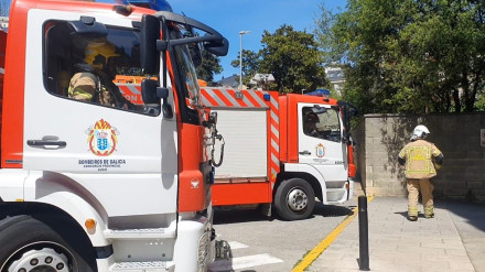Bomberos actuando en el supermercado de la Avenida de Galicia de Ribadeo