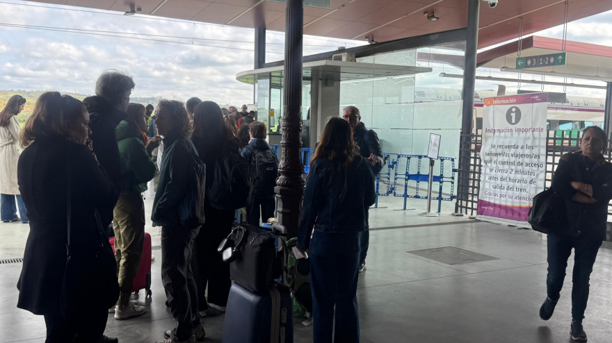 Largas colas en la estación de tren de Toledo tras el apagón
