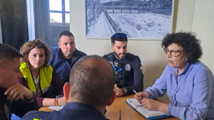 La alcaldesa, a la derecha, durante una de las reuniones con el servicio de emergencias en mitad del apagón