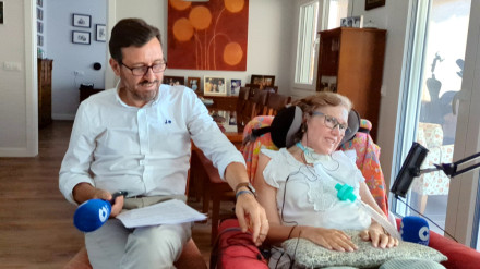 Alejandro y Águeda en el salón de su casa