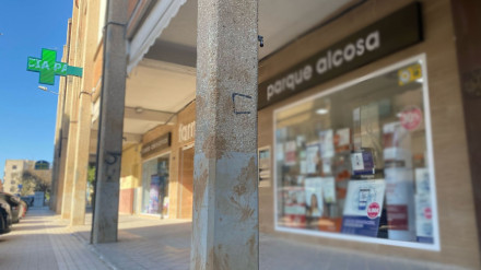 La farmacia recuperada, aún con las marcas de barro tras la DANA