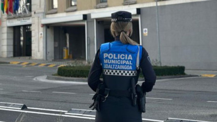 Una agente de Policía Muncipal vigila una calle de Pamplona