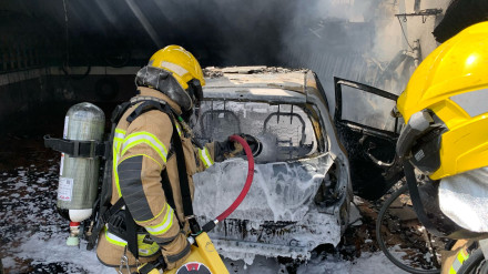 En el incendio se calcinó un vehículo