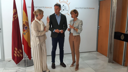 El alcalde de Lorca con la primera teniente de alcalde de Vox y con la concejala de Economía del PP