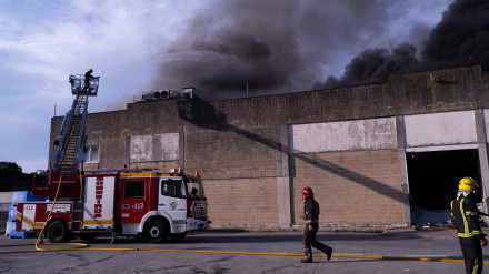 Incendio en una nave de Profand en Sada (A Coruña)