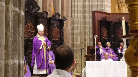 Rico Pavés en su homilía en la misa por el Papa Francisco en la Catedral de Jerez