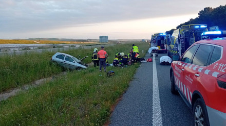 Los servicios de emergencia intervienen en el lugar del accidente