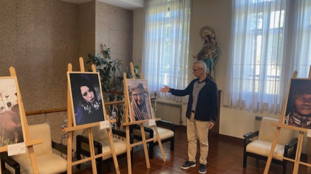 El director del colegio Salesiano de Ourense, Lupiciano Peña, muestra una de las fotografías de la exposición