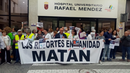 Protesta de sanitarios, con políticos de PSOE e IU, a las puertas del hospital de Lorca
