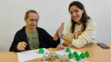 Un usuario de Astus y una de las estudiantes participantes en la muestra artística