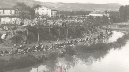 Un grupo de lavanderas en la orilla del Arga a su paso por Pamplona