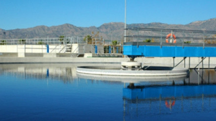 decantador de la depuradora de La Hoya en Lorca, al que irá el agua de los curtidos previamente tratada