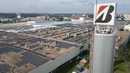 Archivo - Fotografía aérea de la fábrica de Bridgestone en Burgos, con la cubierta llena de paneles.